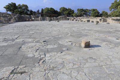 Minojské archeologické naleziště Phaistos. Centrální nádvoří, základní architektonický prvek paláce Minoen. Je to jádro, kolem kterého jsou zasazena různá křídla. Tento centrální dvůr byl postaven v době starého paláce (1900-1700 př.nl). Bylo použito i v t od Minoan