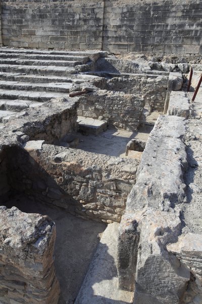 Minojské archeologické naleziště Phaistos. Tripartitní svatyně. Tento komplex místností před palácem byl malou svatyní. Phaistos, Kréta. od Minoan