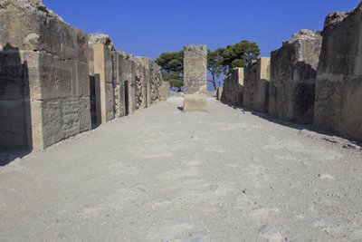 Minojské archeologické naleziště Phaistos. Západní časopisy. Velký komplex palácových skladů. Skládá se z předsíně, chodby skladů a samotných skladů. Vpravo a vlevo od chodby bylo 11 zásobníků, ve kterých t od Minoan