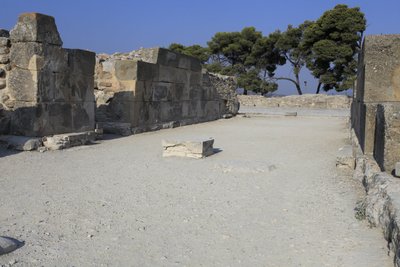 Minojské archeologické naleziště Phaistos. Západní časopisy. Velký komplex palácových skladů. Skládá se z předsíně, chodby skladů a samotných skladů. Vpravo a vlevo od chodby bylo 11 zásobníků, ve kterých t od Minoan