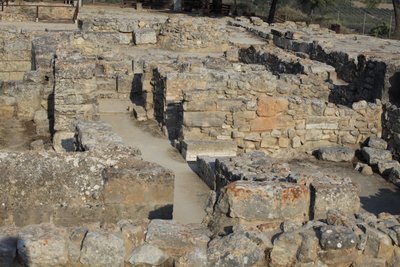 Minojské archeologické naleziště Phaistos. Pohled na severovýchodní komplex. Komplex čtyř pokojů přímo sousedících se starým palácem. Tyto místnosti sloužily k uložení cenných rituálních nádob. Byl nalezen slavný „“ disk Phaistos“ s hieroglyfickým písmem h od Minoan