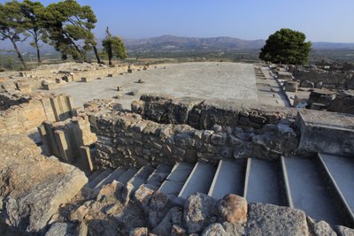 Minojské archeologické naleziště Phaistos. Pohled na centrální dvůr ze severního křídla. Centrální dvůr byl základním architektonickým prvkem minoenského paláce. Je to jádro, kolem kterého jsou zasazena různá křídla. Tento centrální dvůr byl postaven v r od Minoan