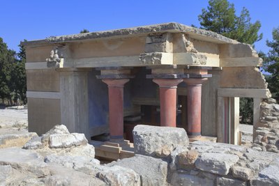 Minoen archeologické naleziště Knossos. Severní lustrální pánve. Severní vchod do paláce. Podle A. Evanse byla tato budova využívána při očistných obřadech, a proto toto místo nazývalo „“Lustální pánve““. Knossos, Kréta. od Minoan