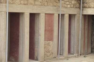 Minoen archeologické naleziště Knossos. Západní křídlo vedle „“tripartitní svatyně““. Místnost se dvěma velkými obdélníkovými sklady zapuštěnými do podlahy. Byly plné hliněných váz a cenných obcí, mezi nimiž byly slavné sošky představující „Hada od Minoan