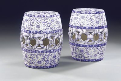 Pár modrých a bílých zahradních sedaček, cca 1860 od Mintons Ltd
