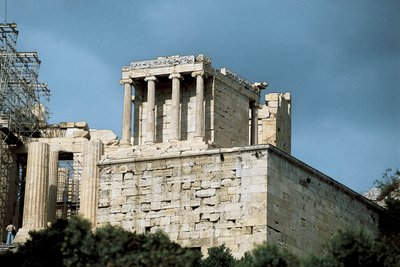 Chrám Athény Niké, navržený Mnesicles a Calicrates v 5. století před naším letopočtem, Akropole v Aténách, Řecko (foto) od Mnesikles Mnesikles