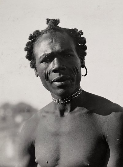 „Budování říše“ ve fašistickém věku: muž Cunama, 09.05.1936 (černobílá fotografie) od Modestino Baldinetti