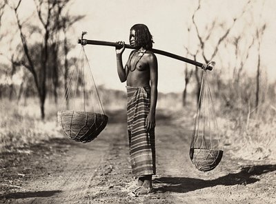 „Budování říše“ ve fašistickém věku: Cunamská žena nesoucí vodu, 09.05.1936 (černobílá fotografie) od Modestino Baldinetti