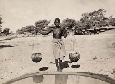 „Budování říše“ ve fašistickém věku: Cunamská žena nesoucí vodu, 09.05.1936 (černobílá fotografie) od Modestino Baldinetti