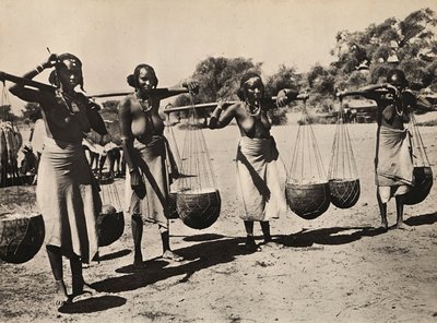 „Budování říše“ ve fašistickém věku: Cunamské ženy nesoucí vodu, 09.05.1936 (černobílá fotografie) od Modestino Baldinetti