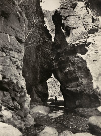 „Budování říše“ ve fašistickém věku: jeskyně v Endeli, 9.5.1936 (černobílá fotografie) od Modestino Baldinetti