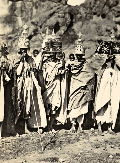 „Budování říše“ ve fašistickém věku: skupina habešských kněží, 09.05.1936 (černobílá fotografie) od Modestino Baldinetti