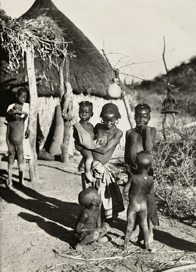 ‚Building an Empire‘ ve fašistickém věku: skupina chlapců z kmene Tacruri, 09.05.1936 (čb foto) od Modestino Baldinetti