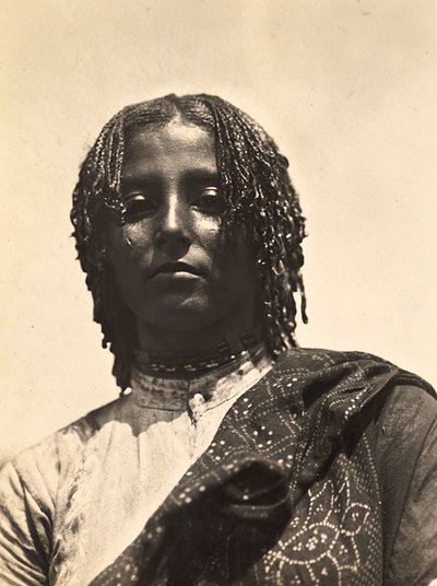 ‚Building an Empire‘ ve fašistickém věku: dívka z kmene At Temariam, 09.05.1936 (černobílá fotografie) od Modestino Baldinetti