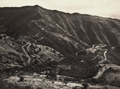 „Budování říše“ ve fašistickém věku: cesta po kopcích Massaua-Asmara, 09.05.1936 (černobílá fotografie) od Modestino Baldinetti
