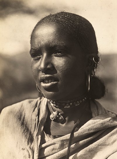 „Budování říše“ ve fašistickém věku: mladá habešská dívka, 09.05.1936 (černobílá fotografie) od Modestino Baldinetti