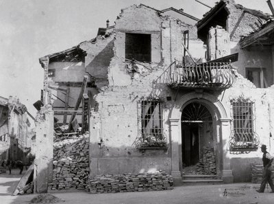Bombardování Sermida: dům vážně poškozený během druhé světové války. Je vidět část fasády od Modestino Baldinetti