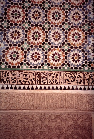 Spodní zeď hlavního nádvoří, postavená Saadians v roce 1565 (zellij tilework a štukatérské práce) od Moroccan School