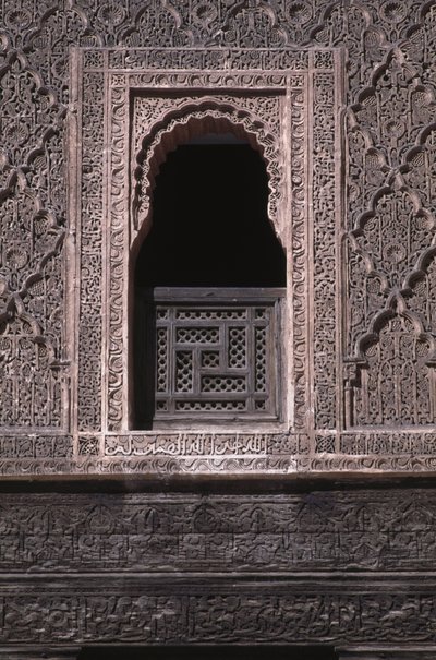 Pohled z okna na nádvoří Ali ben Youssef Medersa, postaveného Saadiany v roce 1565 (cedrové dřevo a štuky) od Moroccan School