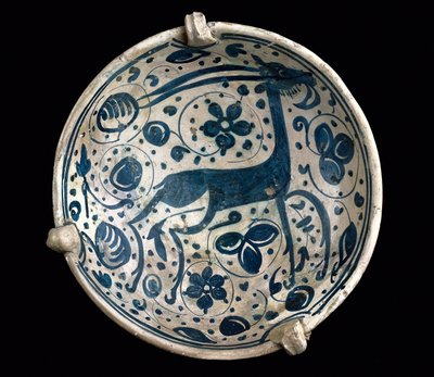 Art mudejar: keramický pohár azul, zdobený jelenem Paterna, Manises (hispano-maurský styl). Barcelona 14. nebo 15. století. Muzeum keramiky v Barceloně, Španělsko od Mudejar School