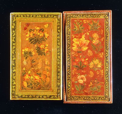 Pár zrcadlových pouzder z dynastie Safavid, malovaných květinovými vzory, jedno s posazeným dudkem, kolem 1671-2 od Muhammad Zaman