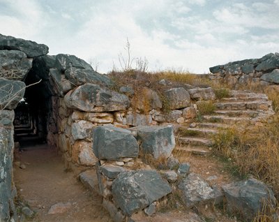 Mykénské umění: krytý průchod mykénské citadely, město Tiryns, kolem roku 1200 př. Kr. Řecko od Mycenaean