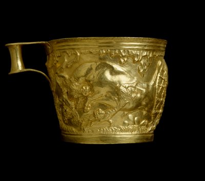 Mycenian art: zlatý pohár odpuzuje s vyobrazením scény zachycení býků z místa Vapheio (nebo Vaphio nebo Vafio). 1500 před naším letopočtem. Ztlumit. 8,4 cm Národní archeologické muzeum Athény Řecko. od Mycenaean