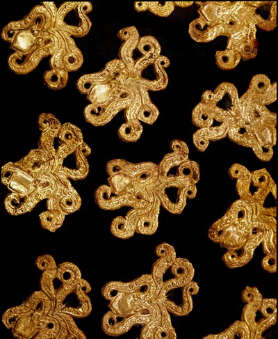 Mykénské umění: malé zlaté brože chobotnice z hrobky III, Mykény. 16. století před naším letopočtem. Athény, Národní archeologické muzeum od Mycenaean