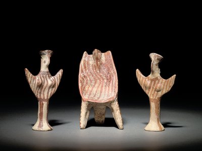 Postava Psi, trůn se sedící postavou a postava Psi, cca 1300-1200 př.nl (terakota) od Mycenaean