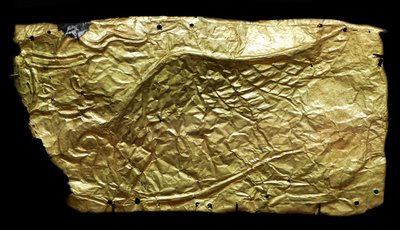Zlatý plechový kryt na skleněnou vázu ve tvaru plakety od Mycenaean