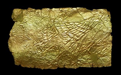 Zlatý plechový kryt na skleněnou vázu ve tvaru plakety od Mycenaean