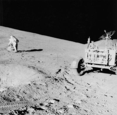 Astronaut David Scott b1932 na svahu Hadley Delta během Apolla 15, 1971. od NASA Images