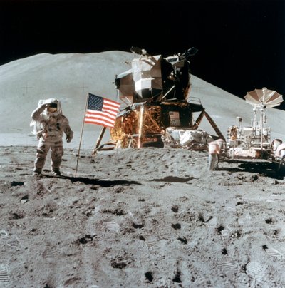 Astronaut James Irwin 1930-1991 pozdravuje na Měsíci, 1971. od NASA Images