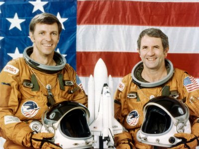 Astronauti Joe Engle a Richard Truly, druhý let raketoplánu, listopad 1981. od NASA Images