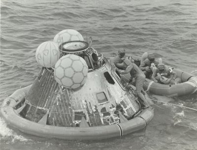 [Astronauti v záchranném člunu po sestřelení Apolla 11], 1969. od NASA Images