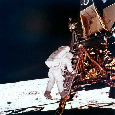 Edwin Buzz Aldrin sestupuje po schodech žebříku lunárního modulu, aby se prošel po Měsíci, 1969. od NASA Images