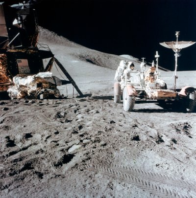 James Irwin 1930-1991 s Lunar Roving Vehicle během Apolla 15, 1971. od NASA Images