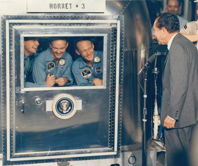 [Prezident Richard M. Nixon vítá astronauty Apolla 11 na palubě záchranné lodi USS Hor..., 1969. od NASA Images