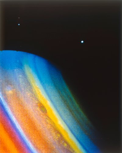 Saturn a jeho měsíc Dione, viděný z kosmické lodi Voyager 2. od NASA Images