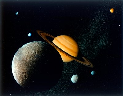 Saturnská soustava z Voyageru 1, osmdesátá léta 20. století. od NASA Images