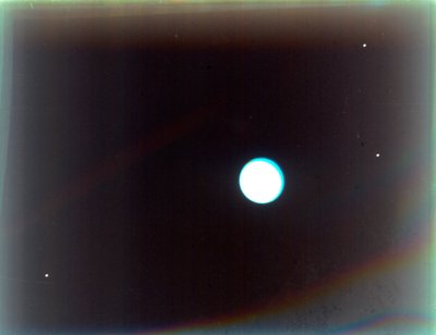 Uran se satelity Miranda, Ariel a Umbriel, z Voyageru 2, 24. ledna 1986. od NASA Images