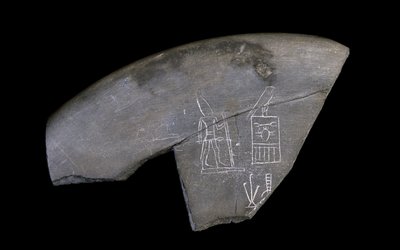 Zlomek kamenné mísy s nápisem, asi 3285 př. n. l. (tesaný naplavený kámen) od Naqada I Period Egyptian