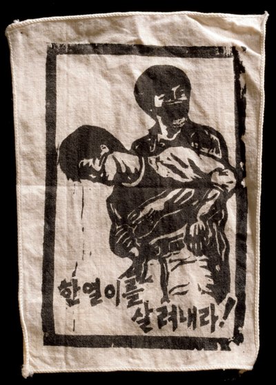 Dřevotisk na šátku studenta mučedníka Lee Han-Yola, který byl zabit policií v... od Nathan Benn
