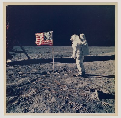 Buzz Aldrin a americká vlajka na Měsíci od Neil Armstrong