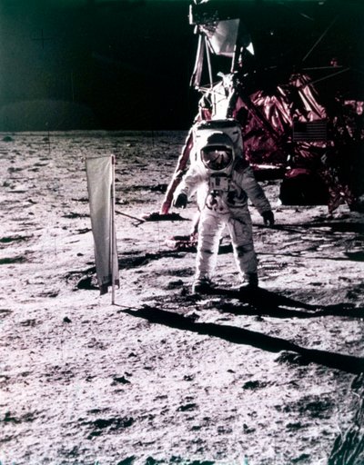 Buzz Aldrin nasazuje kolektor slunečního větru na povrch Měsíce, mise Apollo 11, červenec 1969. od Neil Armstrong