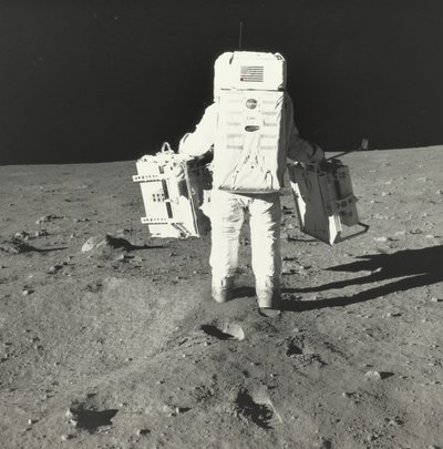 Buzz Aldrin na Měsíci se součástmi balíčku raných vědeckých experimentů Apollo, 1969. od Neil Armstrong