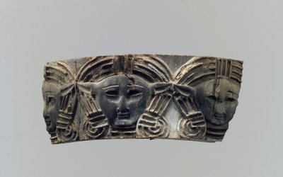 Plaketa s nábytkem Cloisonné nebo krabičkou na kosmetiku se třemi čelními hlavami, cca 8.–7. století př. Kr. (slonová kost) od Neo Assyrian