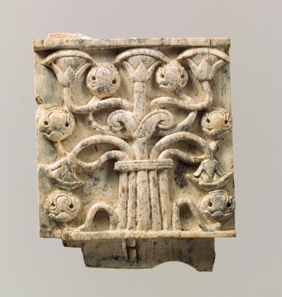 Nábytková deska vyřezaná v reliéfu se stylizovaným stromem, cca 8.–7. století př. Kr. (slonová kost) od Neo Assyrian