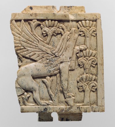 Nábytková deska vyřezaná v reliéfu s gryfem v květinové krajině, cca 9.–8. století před naším letopočtem. (slonová kost) od Neo Assyrian