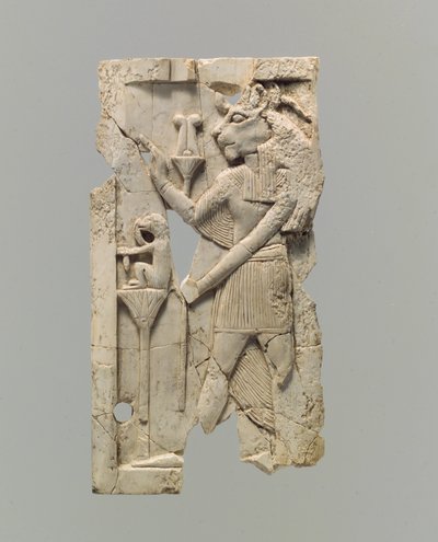 Nábytková deska vyřezávaná v reliéfu s postavou lví hlavy, cca 8.–7. století př. Kr. (slonová kost) od Neo Assyrian